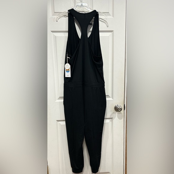 Vuori Women's XL Lux Jumpsuit Black NWT Moisture Wicking Racerback Top Jogger - Picture 8 of 9
